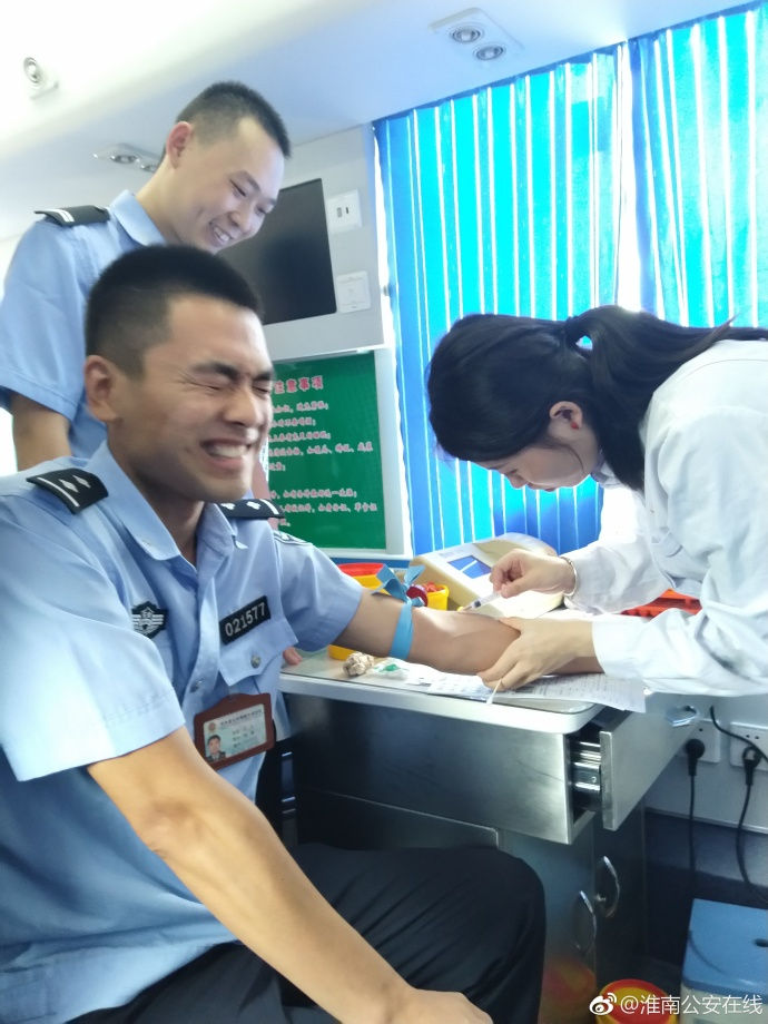 疼skr人！警察在移動獻血車上的表情包亮了